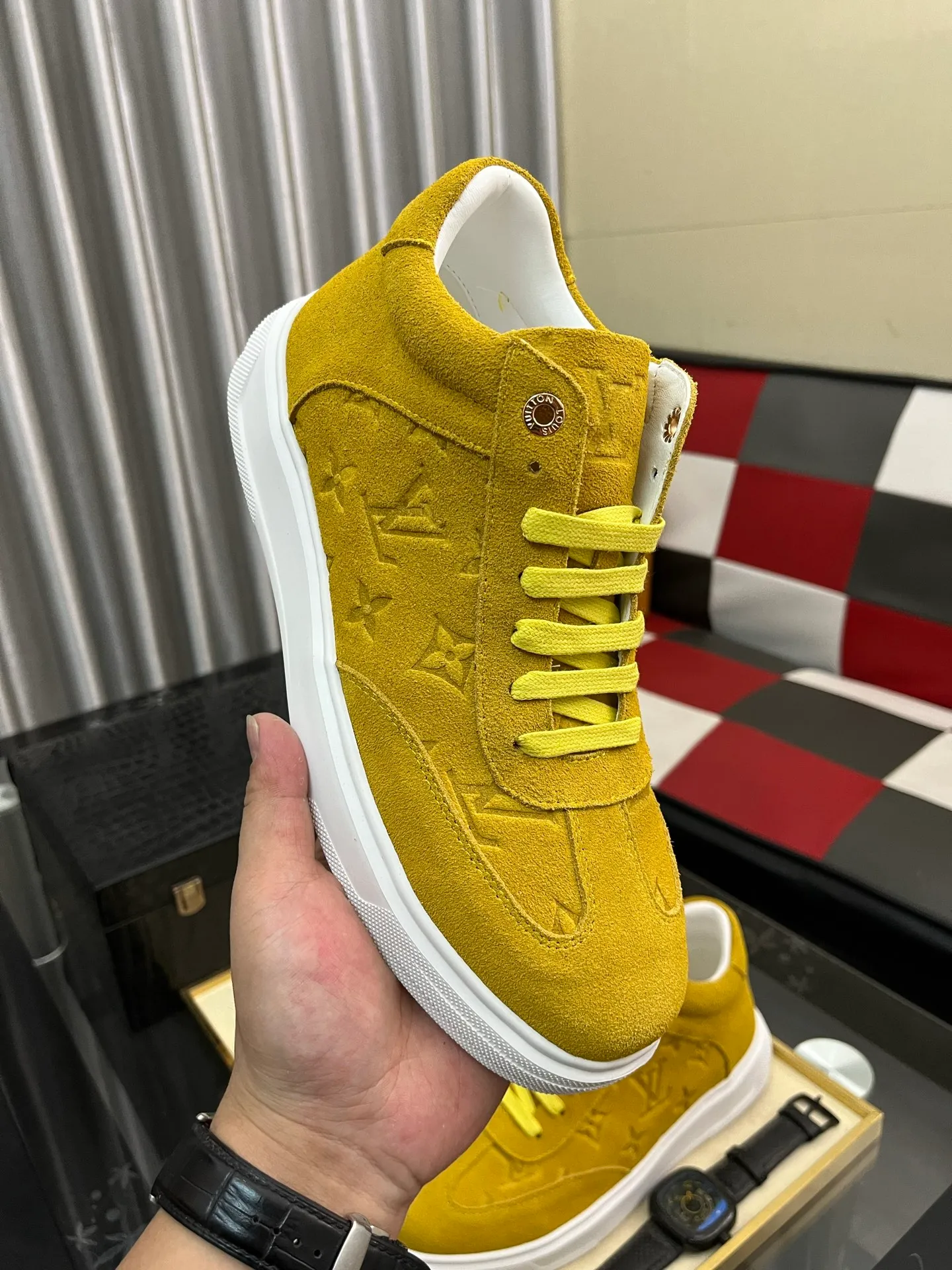 Ex-factory price: 420⌚️⌚️《Louis vuitton/LV Louis Vuitton》original quality.~ Unique modern style sneakers. 🏃A must-have casual shoe for trendy men😍😍 Original brand imported from Italy, imported original leather, cowhide lining (refuses to discolor and grind feet) sole: original sole provided by the original factory, French lazy style design ⚠️Fit to the feet, original quality, super comfortable original sole. Code number: 38-443️⃣Colors available